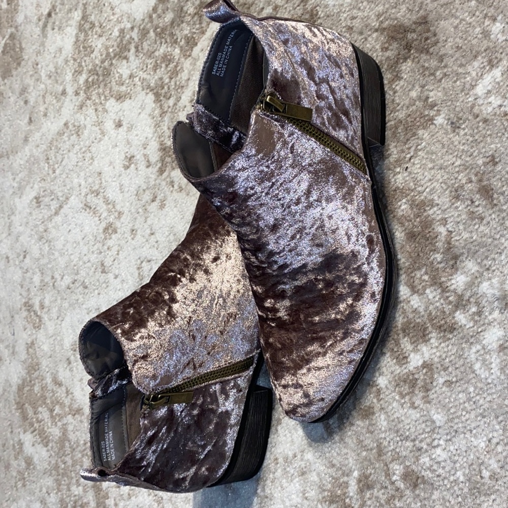 NWOT Rosy Velvet Stylish Booties!!